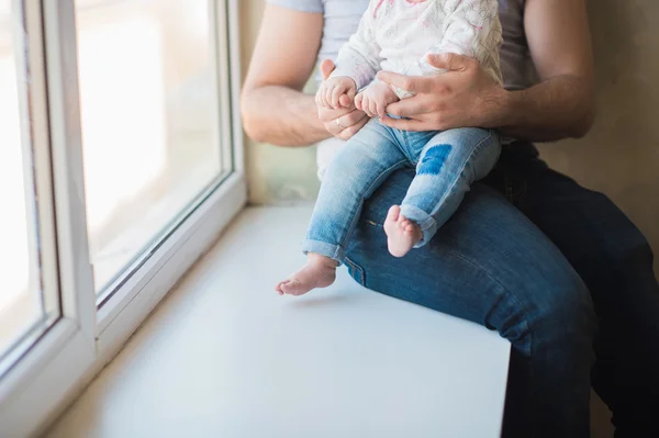 Baba lábát apja és anyja kezében — Stock Fotó