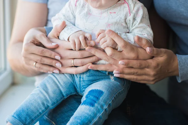 Mãos de bebê em pai e mãe mãos — Fotografia de Stock