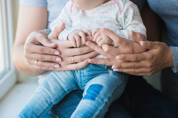Mãos de bebê em pai e mãe mãos — Fotografia de Stock