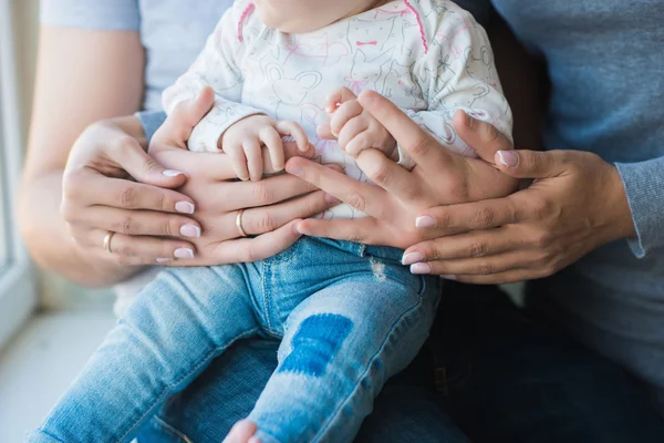 Mãos de bebê em pai e mãe mãos — Fotografia de Stock