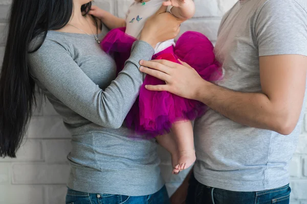 Pieds bébé sur les mains du père et de la mère — Photo