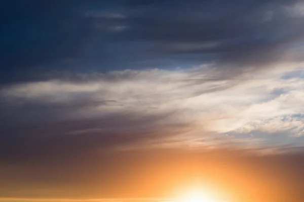 Colorido atardecer con nubes —  Fotos de Stock