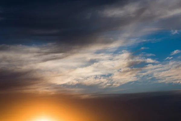 Colorido atardecer con nubes — Foto de Stock