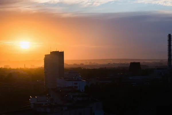 Pôr do sol colorido com nuvens — Fotografia de Stock