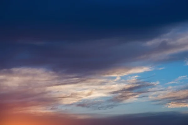 Colorido atardecer con nubes —  Fotos de Stock