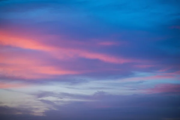 Colorido atardecer con nubes — Foto de Stock