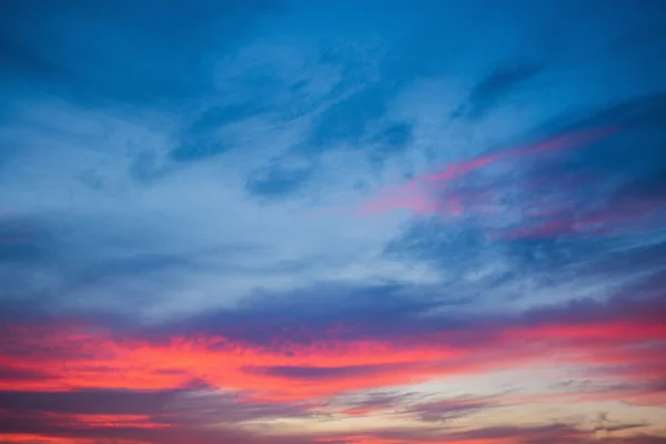 Colorido atardecer con nubes —  Fotos de Stock