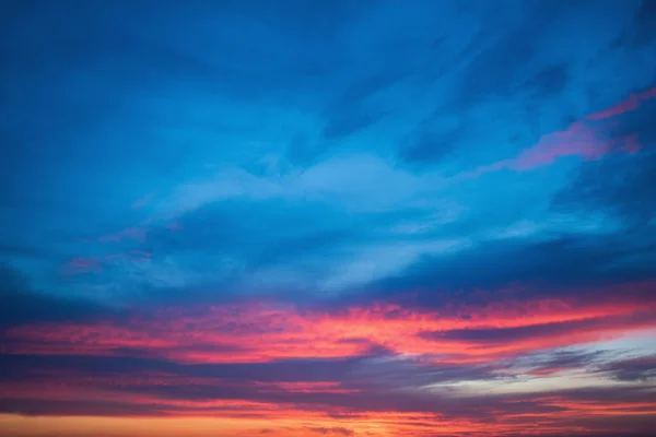 Bunter Sonnenuntergang mit Wolken — Stockfoto
