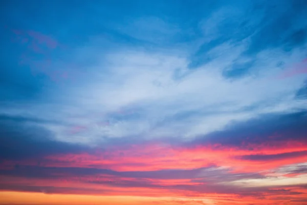 Colorido atardecer con nubes — Foto de Stock