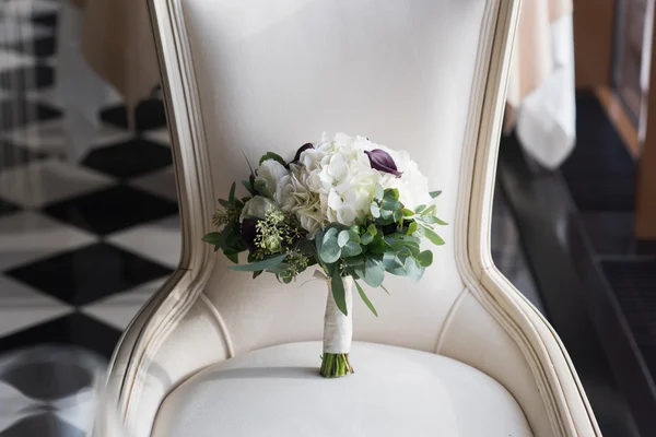 Bellissimo bouquet da sposa su una sedia vintage, decorazioni — Foto Stock