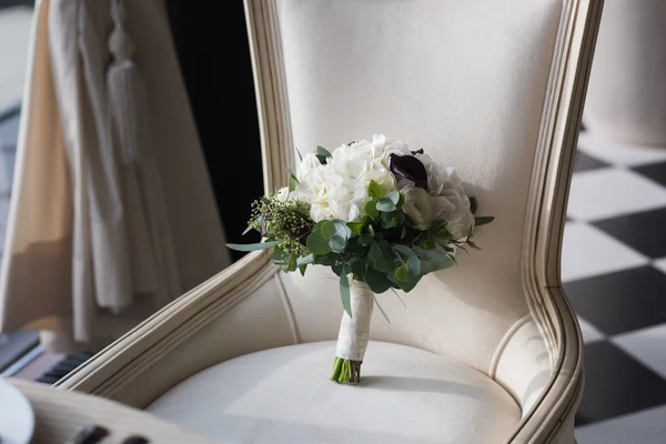 Bellissimo bouquet da sposa su una sedia vintage, decorazioni — Foto Stock