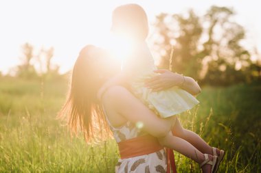 Anne ve kızı doğa günbatımı ışık birlikte dans