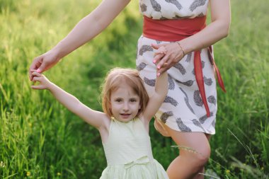 Anne ve kızı doğa günbatımı ışık birlikte dans