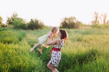 Anne ve kızı doğa günbatımı ışık birlikte dans