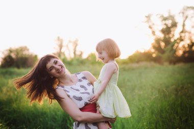 Anne ve kızı doğa günbatımı ışık birlikte dans