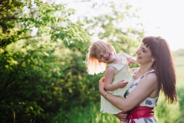 Anne ve kızı doğa günbatımı ışık birlikte dans