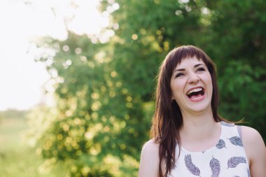 açık havada güzel genç bir kadın