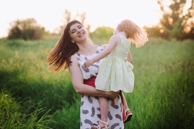 Anne ve kızı doğa günbatımı ışık birlikte dans