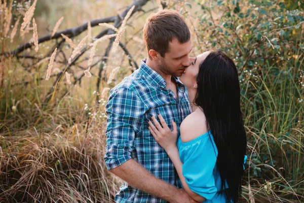 Elegante hermosa pareja joven de pie al aire libre en la luz del atardecer — Foto de Stock