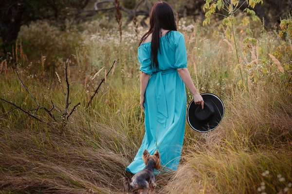 Dívka drží klobouk, životní styl. — Stock fotografie