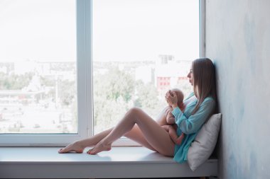 Yong anne windowstill olarak bir ihale kucaklama bebek