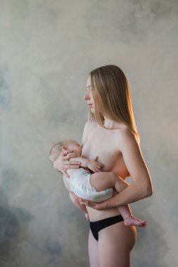 Genç ve güzel anne emzirme bebek