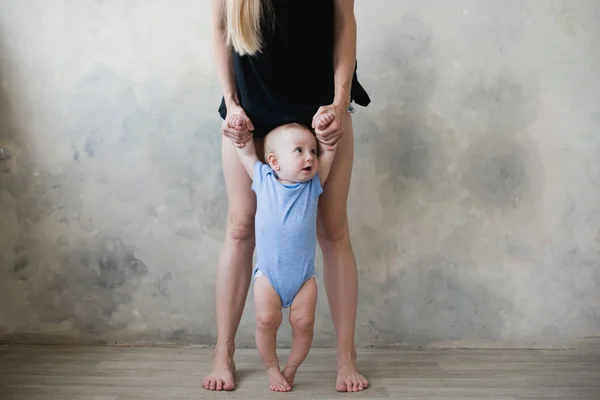 Imagen de lindo bebé niño dando su primer paso —  Fotos de Stock