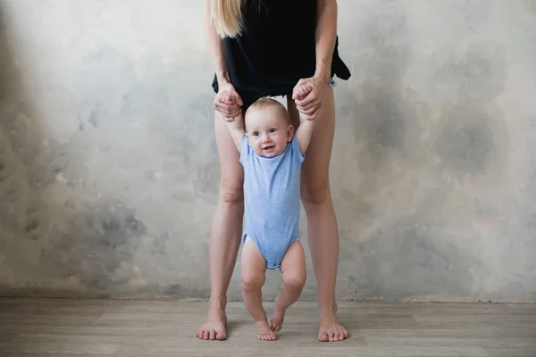 Image de bébé garçon mignon faisant son premier pas — Photo