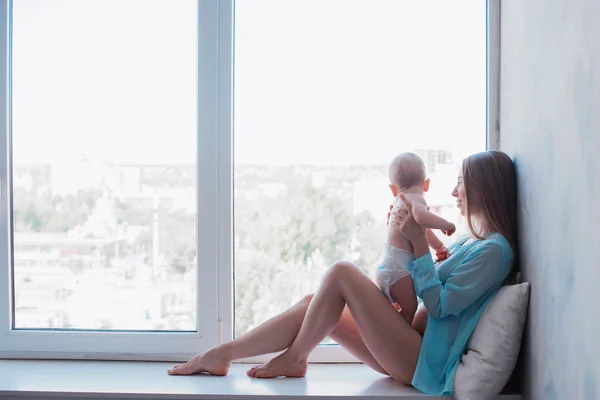 Yong anne windowstill olarak bir ihale kucaklama bebek — Stok fotoğraf
