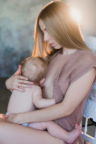Μητέρα και μωρό φιλί και αγκαλιάζει — Φωτογραφία Αρχείου