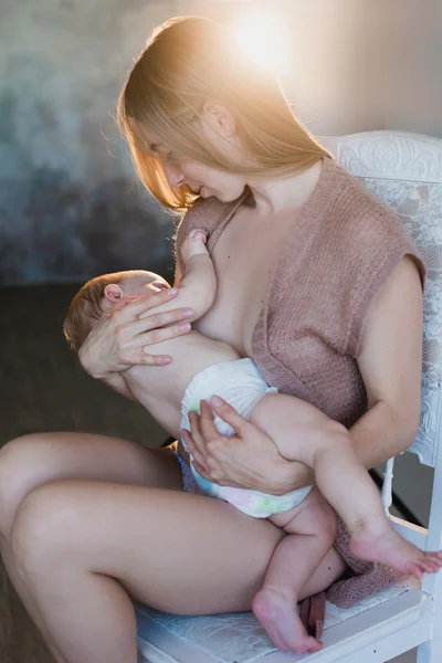 Young and beautiful mother breastfeeding baby — Stock Photo, Image