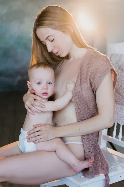 Mère et bébé baisers et câlins — Photo