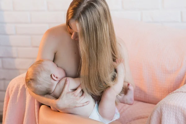 A fiatal és gyönyörű anya szoptatás babának — Stock Fotó