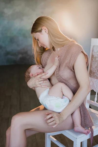 若くて美しい母親母乳育児赤ちゃん — ストック写真