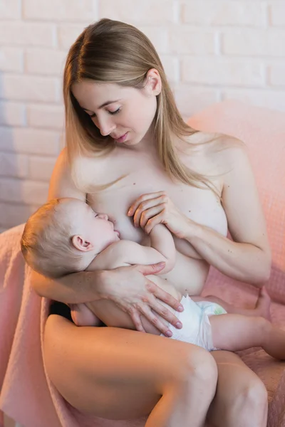 A fiatal és gyönyörű anya szoptatás babának — Stock Fotó