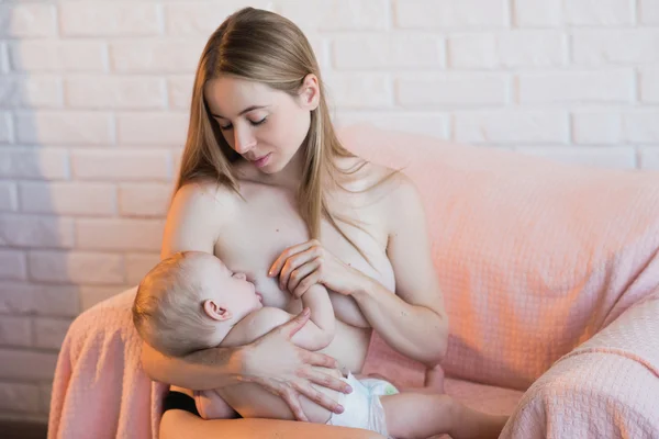 Young and beautiful mother breastfeeding baby — Stock Photo, Image