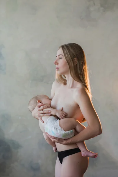 Νέοι και όμορφη μητέρα θηλάζει μωρό — Φωτογραφία Αρχείου