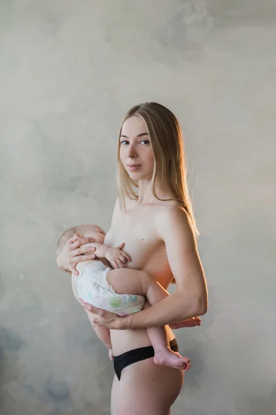 Νέοι και όμορφη μητέρα θηλάζει μωρό — Φωτογραφία Αρχείου
