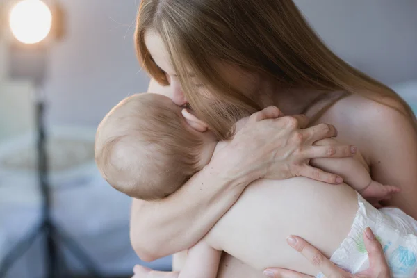 Anne ve bebek öpmek ve sarılmak — Stok fotoğraf