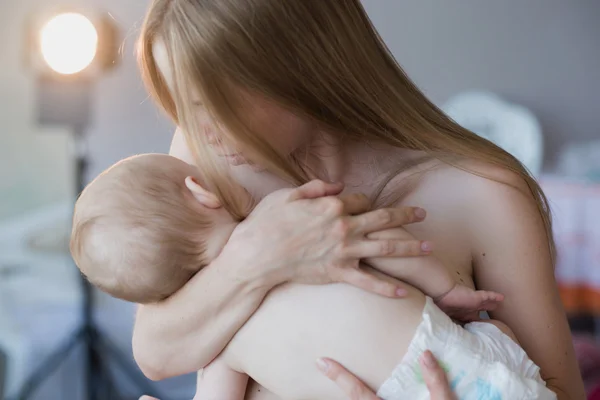Мать и ребенок целуются и обнимаются — стоковое фото