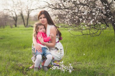 Anne ve kızının oynarken, sarılma ve açık havada, gülümseyen aile, annelik, çocuk