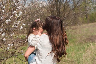 Anne ve kızının oynarken, sarılma ve açık havada, gülümseyen aile, annelik, çocuk