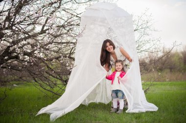 Anne ve kızının oynarken, sarılma ve açık havada, gülümseyen aile, annelik, çocuk