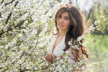 Yemyeşil bahar bahçe gülümseyen ve mutluluk, güzellik, makyaj, saç, güzel saçlı kadın