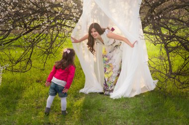 Yemyeşil bahar bahçesinde kızıyla birlikte anne çalış