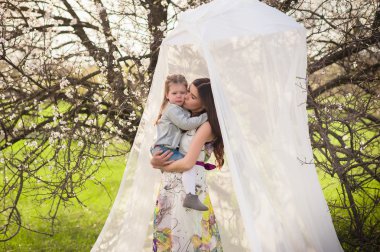 Anne öper ve doğa, Aile, annelik, çocuk kızı sarılarak