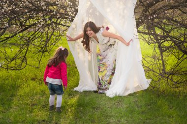 Yemyeşil bahar bahçesinde kızıyla birlikte anne çalış