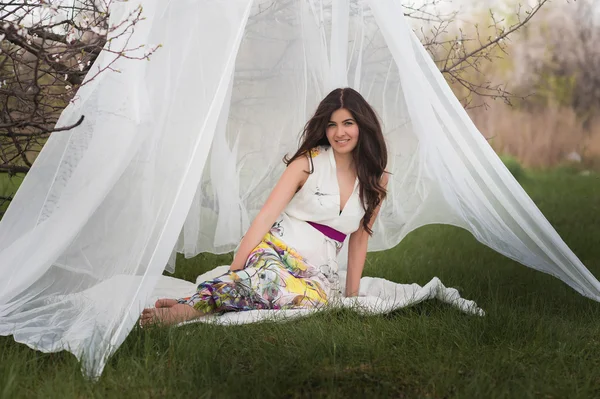 Hermosa chica sentada sobre hierba verde —  Fotos de Stock