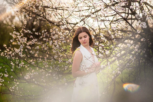 Retrato de uma menina com cabelo bonito no exuberante jardim de primavera, beleza, maquiagem, cabelo , — Fotografia de Stock