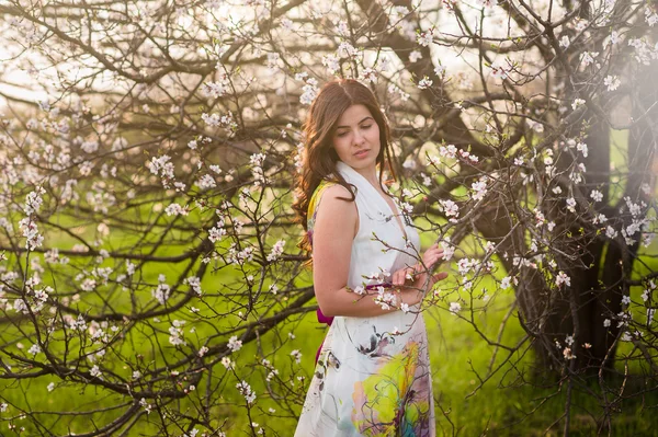 Retrato de una chica con hermoso cabello en el exuberante jardín de primavera, belleza, maquillaje, cabello , —  Fotos de Stock